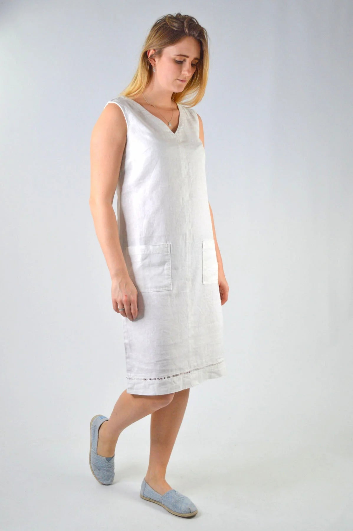 White v online neck sleeveless dress